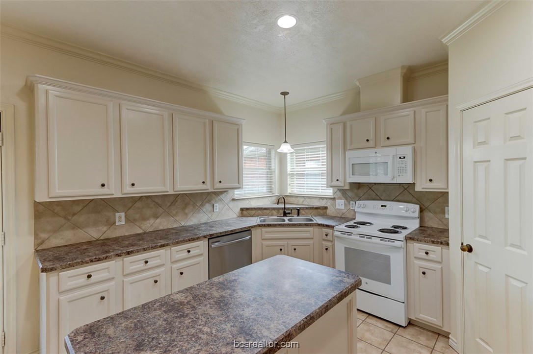 College Station, Texas 77845, United States, 3 Bedrooms Bedrooms, ,2 BathroomsBathrooms,Residential,Pending,57466