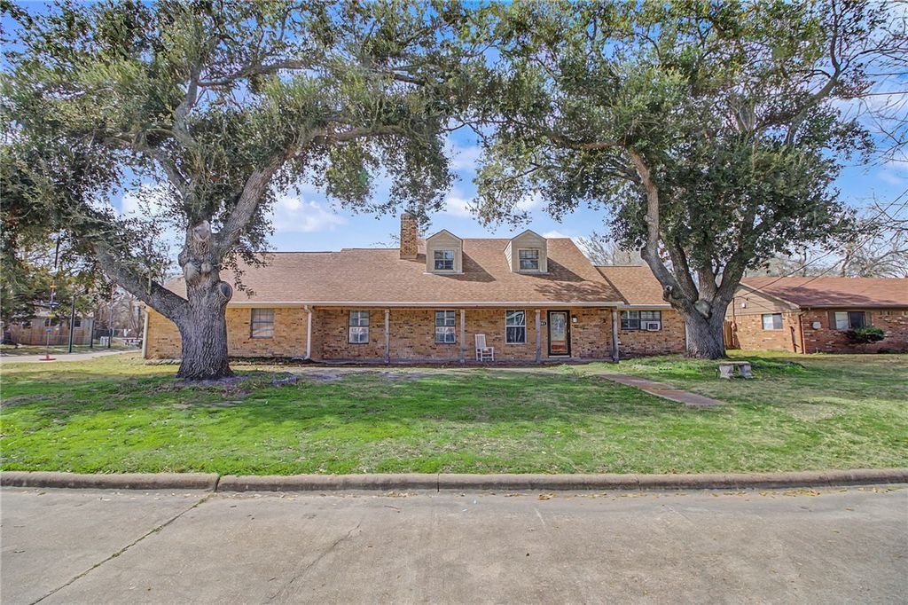 Photo of 903 Horlock Ave, Navasota, TX 77868 (MLS # 26002469)