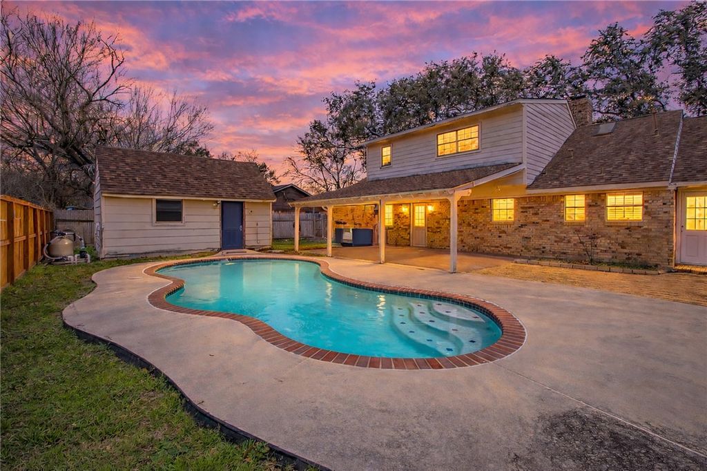 Photo of 903 Horlock Ave, Navasota, TX 77868 (MLS # 26002469)