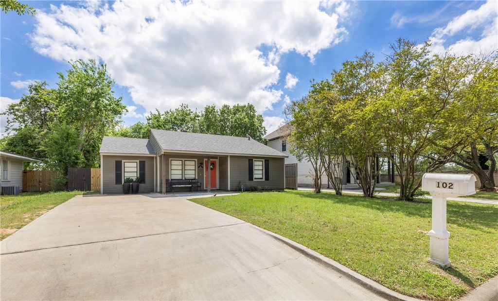Photo of 102 Moss Street, College Station, TX 77840 (MLS # 26004037)