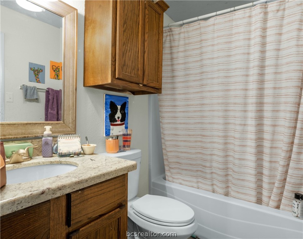 College Station, Texas 77840, United States, 5 Bedrooms Bedrooms, ,4 BathroomsBathrooms,Residential,Pending,61837