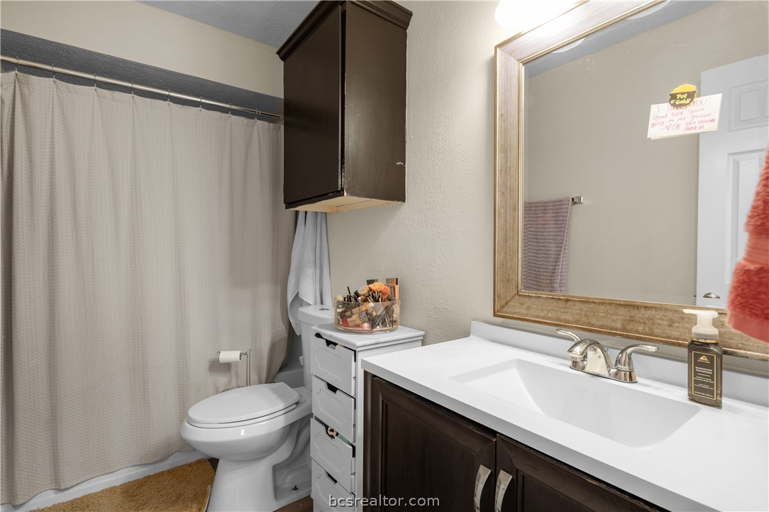 College Station, Texas 77840, United States, 5 Bedrooms Bedrooms, ,4 BathroomsBathrooms,Residential,Pending,61837