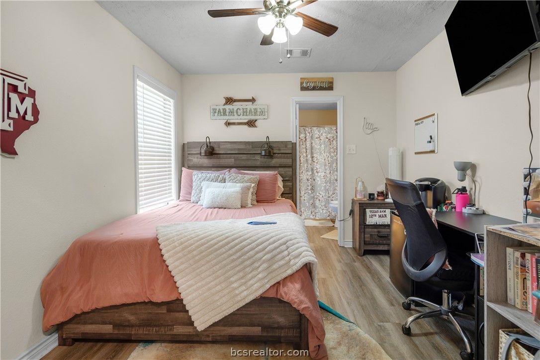 College Station, Texas 77840, United States, 5 Bedrooms Bedrooms, ,4 BathroomsBathrooms,Residential,Pending,61837