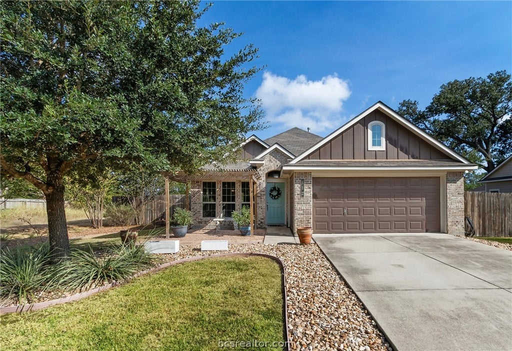 Photo of 612 Heritage Drive, Navasota, TX 77868 (MLS # 26011413)