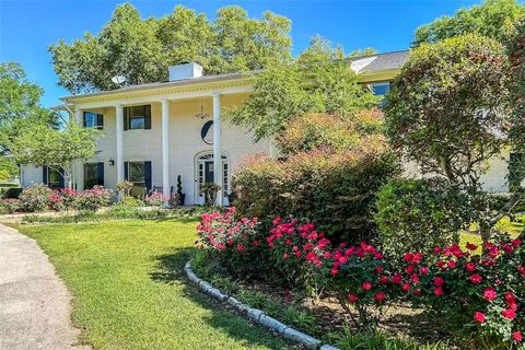 Tiny photo for 601 E Collard Street, Madisonville, TX 77864 (MLS # 26001720)