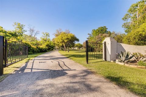 Tiny photo for 601 E Collard Street, Madisonville, TX 77864 (MLS # 26001720)