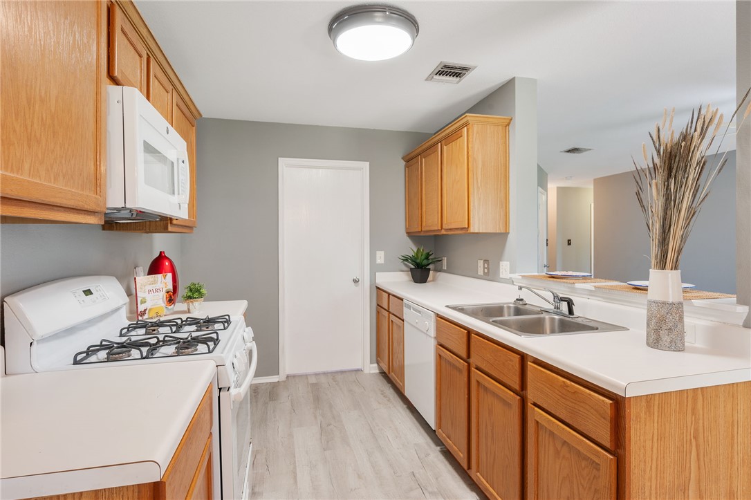 College Station, Texas 77845, United States, 3 Bedrooms Bedrooms, ,2 BathroomsBathrooms,Residential,Pending,196779