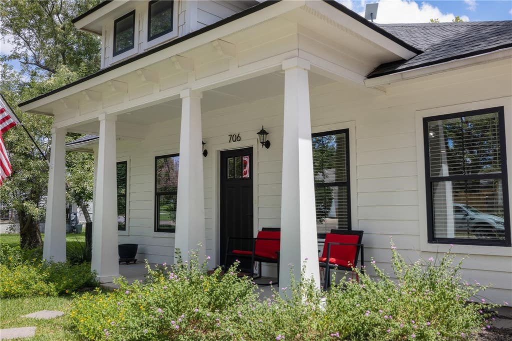 Photo of 706 Banks Avenue, Bryan, TX 77803 (MLS # 26009798)