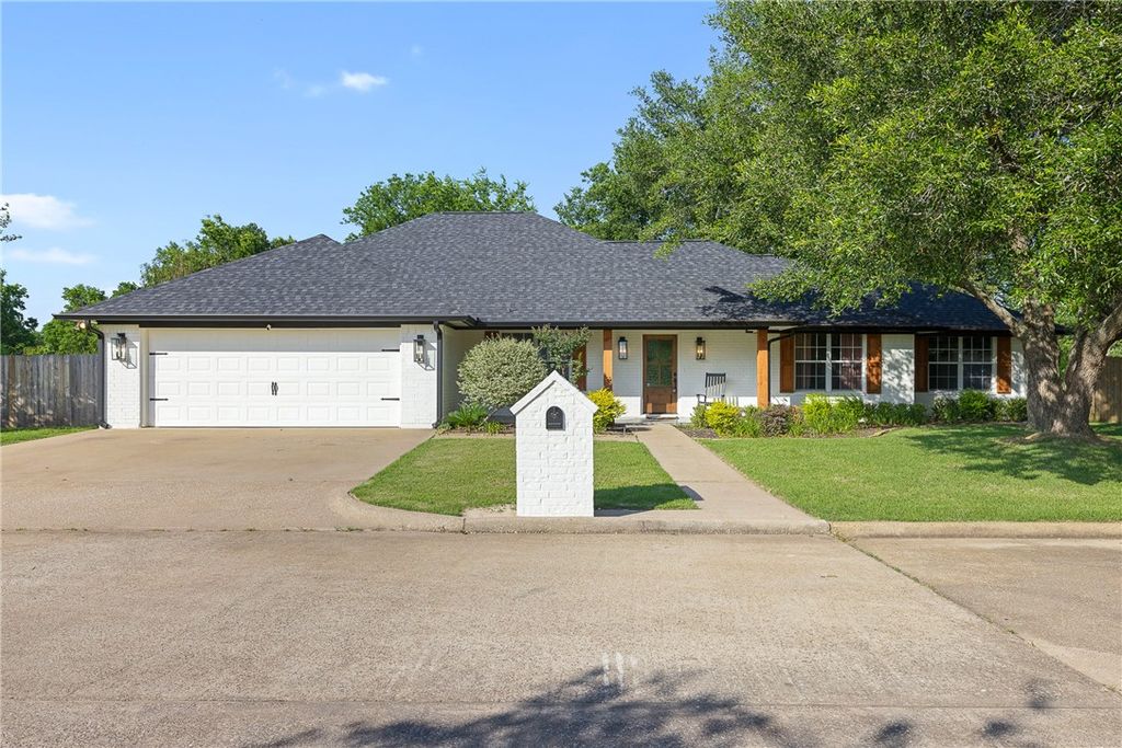 Photo of 1312 Mary Lee Ln LN, Crockett, TX 75835 (MLS # 26006119)