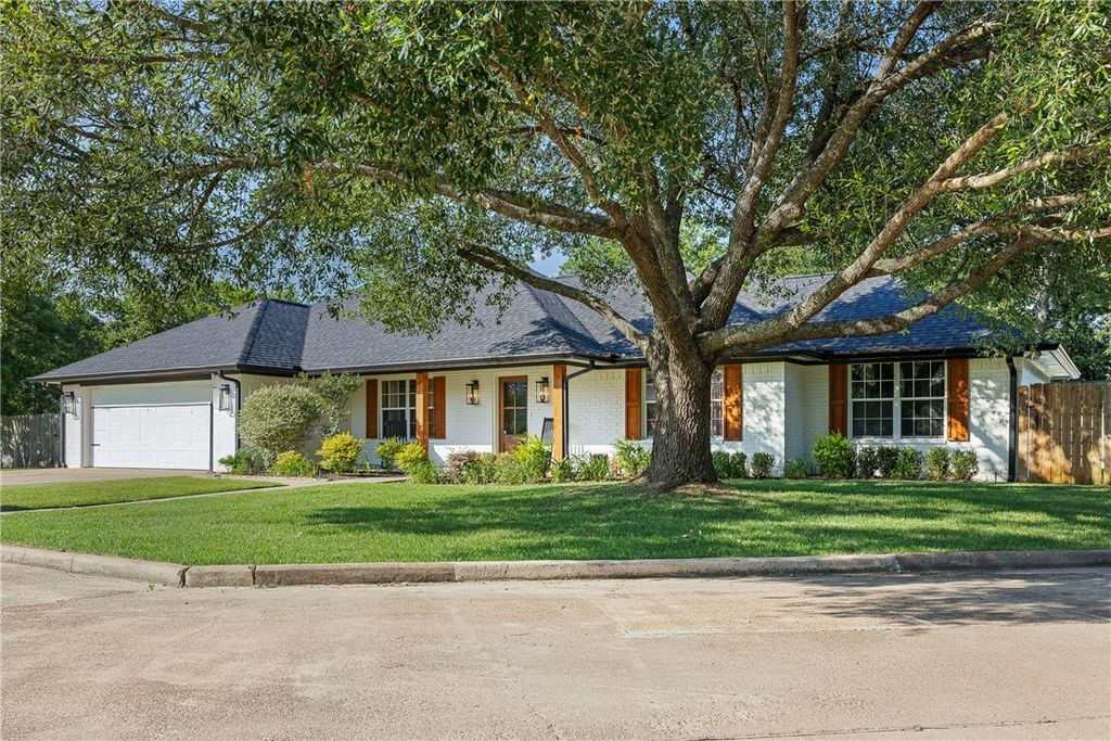 Photo of 1312 Mary Lee Ln LN, Crockett, TX 75835 (MLS # 26006119)