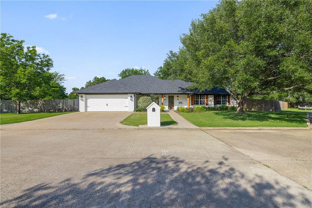 Photo of 1312 Mary Lee Ln LN, Crockett, TX 75835 (MLS # 26006119)