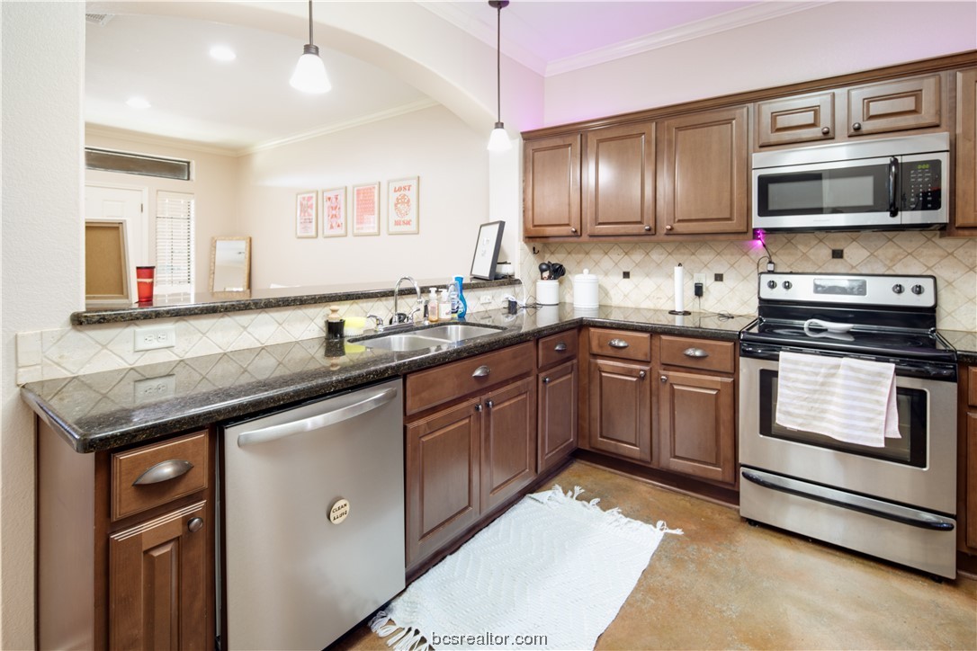 College Station, Texas 77845, United States, 3 Bedrooms Bedrooms, ,4 BathroomsBathrooms,Residential,Pending,68841