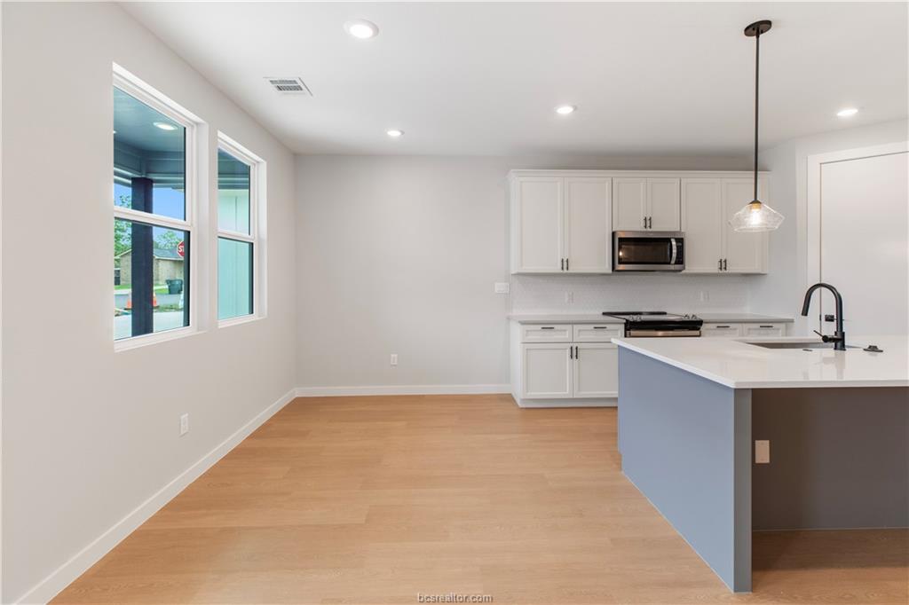 Bryan, Texas 77808, United States, 3 Bedrooms Bedrooms, ,2 BathroomsBathrooms,Residential,Pending,35777