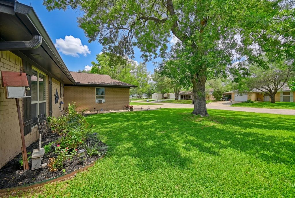 Photo of 908 Pine Drive, Caldwell, TX 77836 (MLS # 26004899)