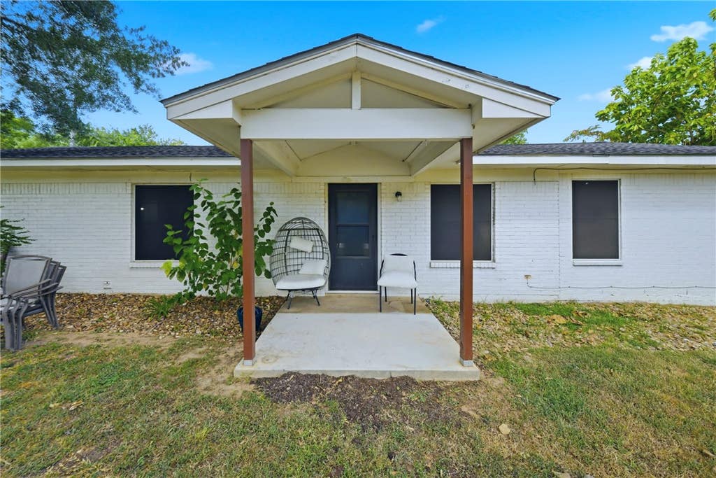 Photo of 700 N Owensville Street, Franklin, TX 77856 (MLS # 26010233)