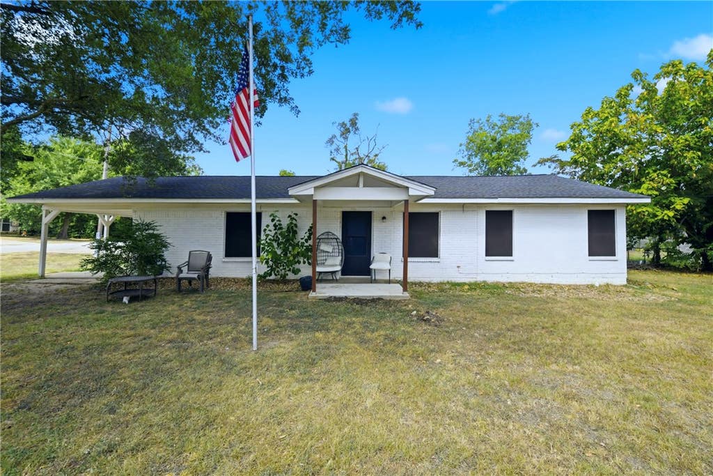 Photo of 700 N Owensville Street, Franklin, TX 77856 (MLS # 26010233)