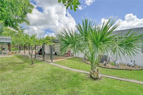 Tiny photo for 411 N Commerce Street, Madisonville, TX 77864 (MLS # 26000124)