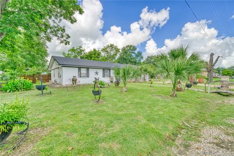 Tiny photo for 411 N Commerce Street, Madisonville, TX 77864 (MLS # 26000124)