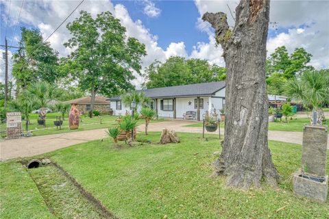 Tiny photo for 411 N Commerce Street, Madisonville, TX 77864 (MLS # 26000124)