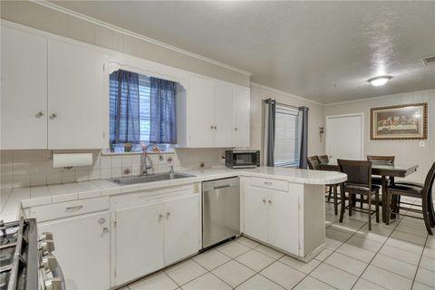 Tiny photo for 411 N Commerce Street, Madisonville, TX 77864 (MLS # 26000124)