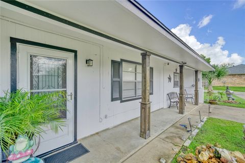 Tiny photo for 411 N Commerce Street, Madisonville, TX 77864 (MLS # 26000124)