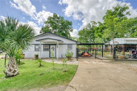 Tiny photo for 411 N Commerce Street, Madisonville, TX 77864 (MLS # 26000124)