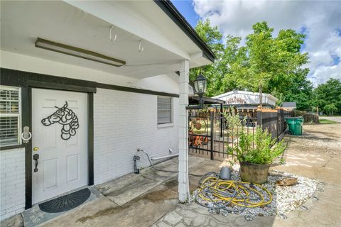 Tiny photo for 411 N Commerce Street, Madisonville, TX 77864 (MLS # 26000124)