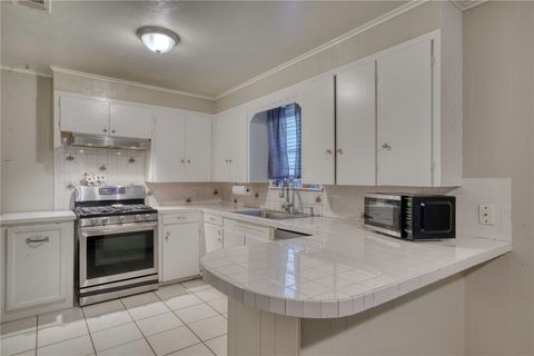 Tiny photo for 411 N Commerce Street, Madisonville, TX 77864 (MLS # 26000124)