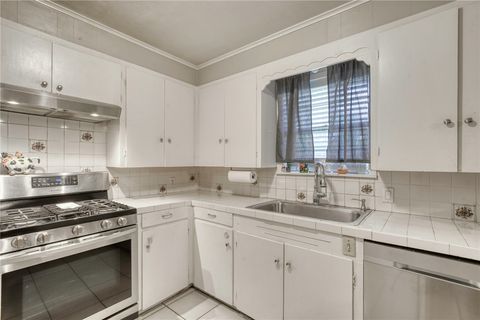 Tiny photo for 411 N Commerce Street, Madisonville, TX 77864 (MLS # 26000124)