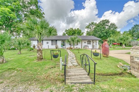 Photo of 411 N Commerce Street, Madisonville, TX 77864 (MLS # 26000124)
