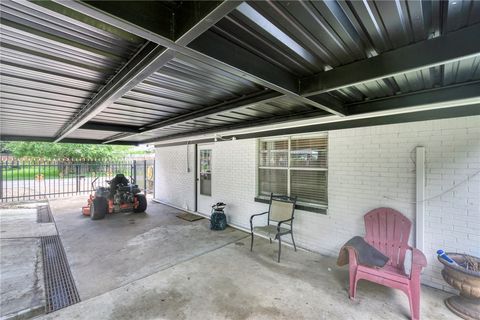 Tiny photo for 411 N Commerce Street, Madisonville, TX 77864 (MLS # 26000124)