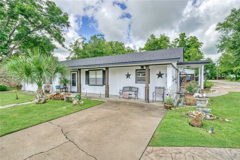 Tiny photo for 411 N Commerce Street, Madisonville, TX 77864 (MLS # 26000124)
