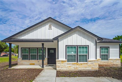 Photo of 816 W Chase Street, Navasota, TX 77868 (MLS # 26004818)