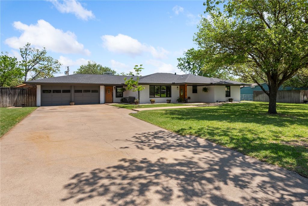 Photo of 2107 Elmwood Drive, Bryan, TX 77802 (MLS # 25012655)