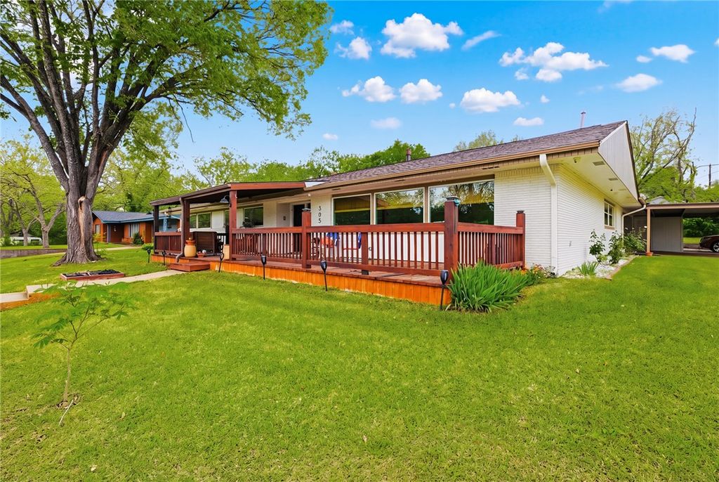 Photo of 305 N Harvey Street, Caldwell, TX 77836 (MLS # 26004584)