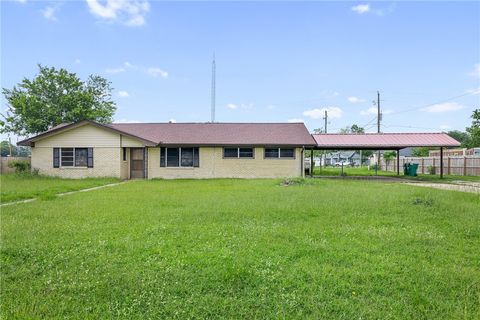 Photo of 305 W School Street, Madisonville, TX 77864 (MLS # 26007347)