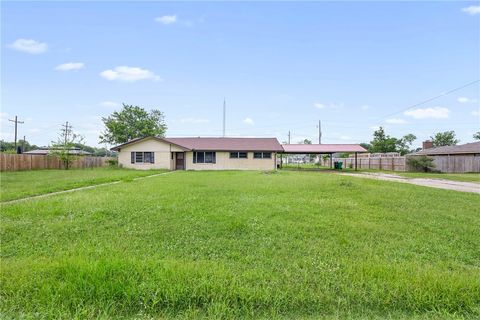 Tiny photo for 305 W School Street, Madisonville, TX 77864 (MLS # 26007347)