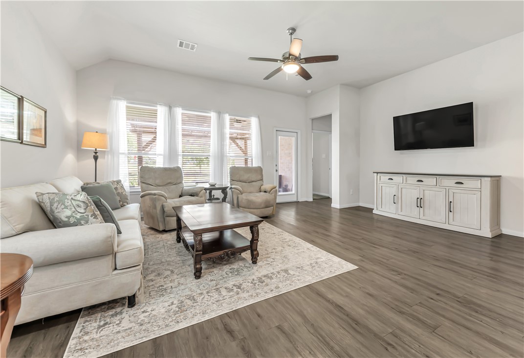 Navasota, Texas 77868, United States, 3 Bedrooms Bedrooms, ,2 BathroomsBathrooms,Residential,Active,188663