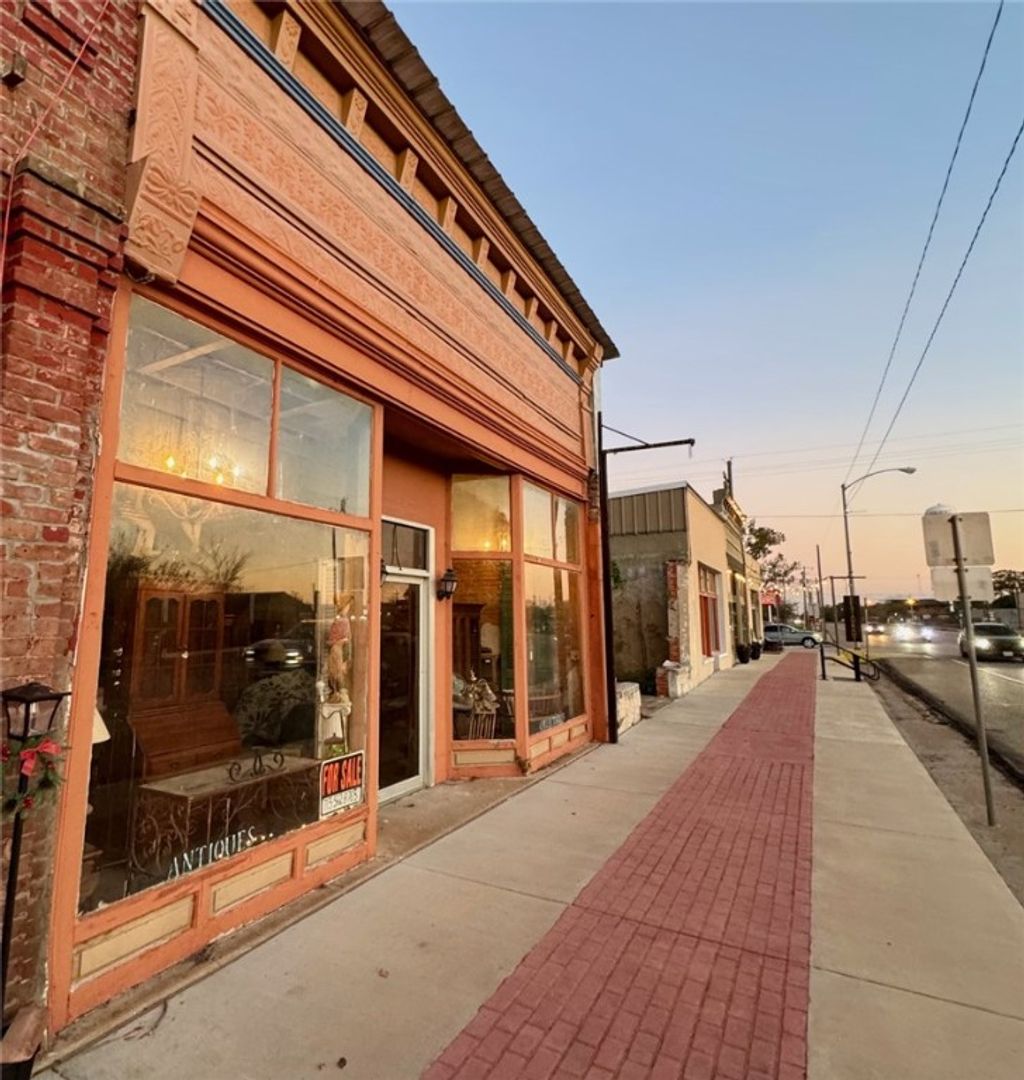 Photo of 720 S Main, Calvert, TX 77837 (MLS # 25012244)