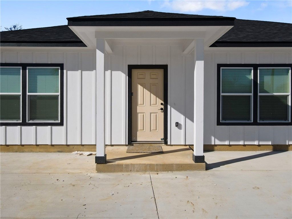 Photo of 807 E Brown Street, Hearne, TX 77859 (MLS # 26001447)