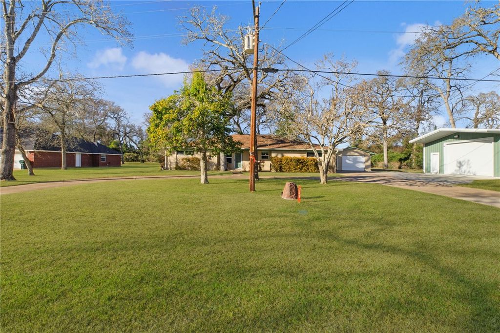 Photo of 117 Golfview Drive, Hilltop Lakes, TX 77871 (MLS # 26001790)