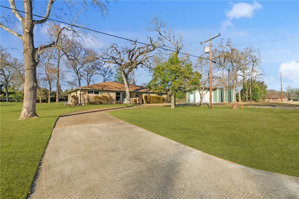 Photo of 117 Golfview Drive, Hilltop Lakes, TX 77871 (MLS # 26001790)