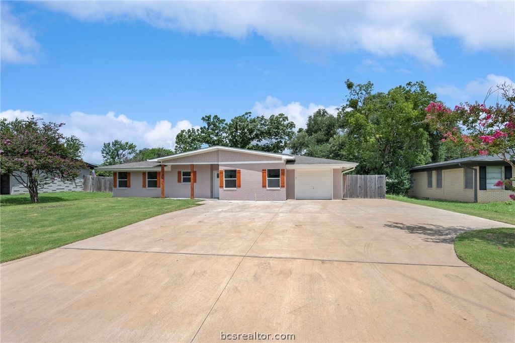 Photo of 304 Dunn Street, Bryan, TX 77801 (MLS # 26001826)