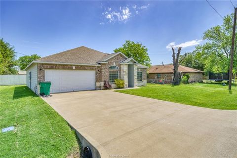 Tiny photo for 1104 Jennifer Street, Madisonville, TX 77864 (MLS # 26002599)