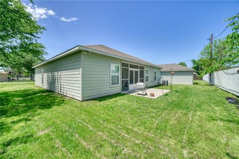 Tiny photo for 1104 Jennifer Street, Madisonville, TX 77864 (MLS # 26002599)