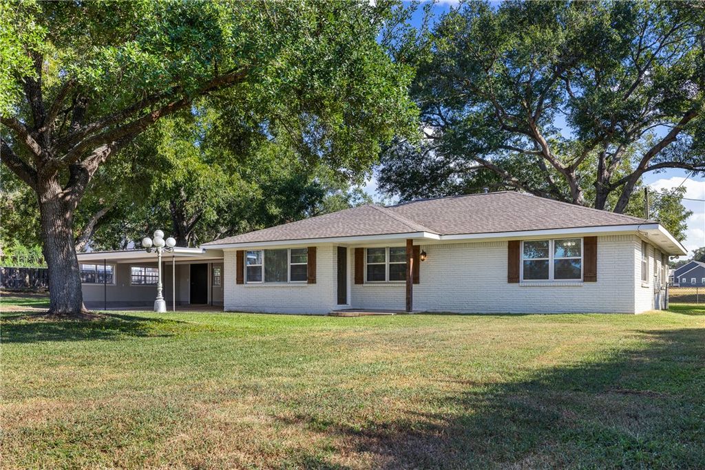 Photo of 1906 Gun and Rod Road, Brenham, TX 77833 (MLS # 25010546)