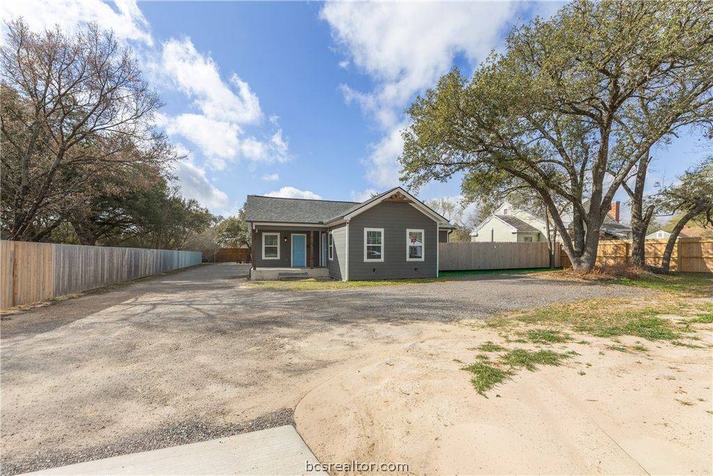 Photo of 1557 E Wm J Bryan Parkway, Bryan, TX 77803 (MLS # 26002694)