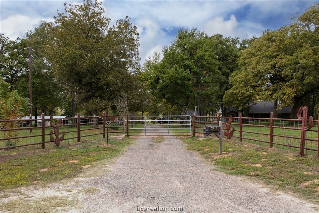 Photo of 8516 River Ridge Drive, Hearne, TX 77859 (MLS # 26012252)