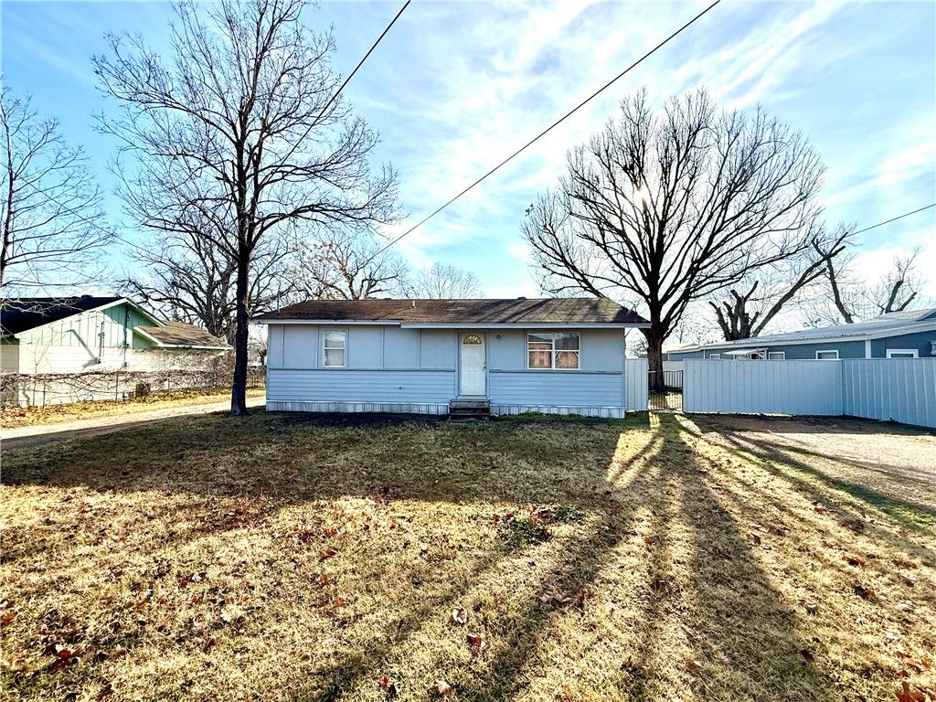 Photo of 2105 N Karnes, Cameron, TX 76520 (MLS # 26001318)