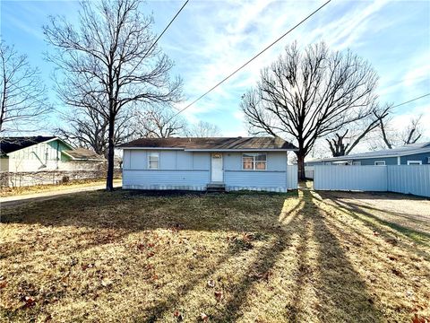 Photo of 2105 N Karnes, Cameron, TX 76520 (MLS # 26001318)